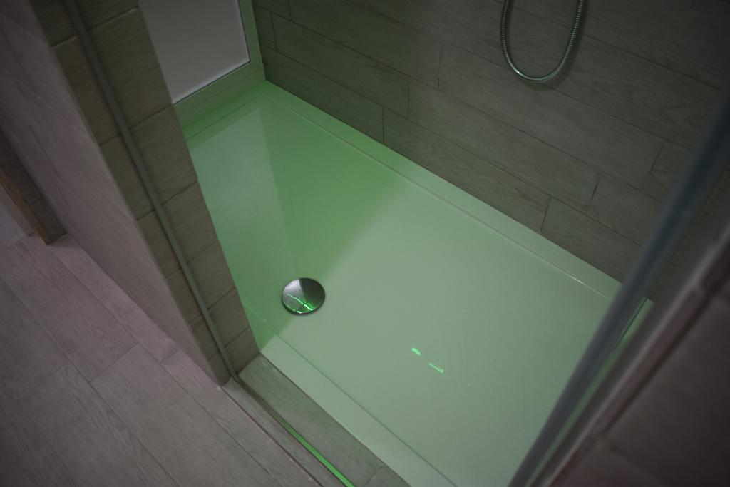 Shower Shows Marsala Room photo